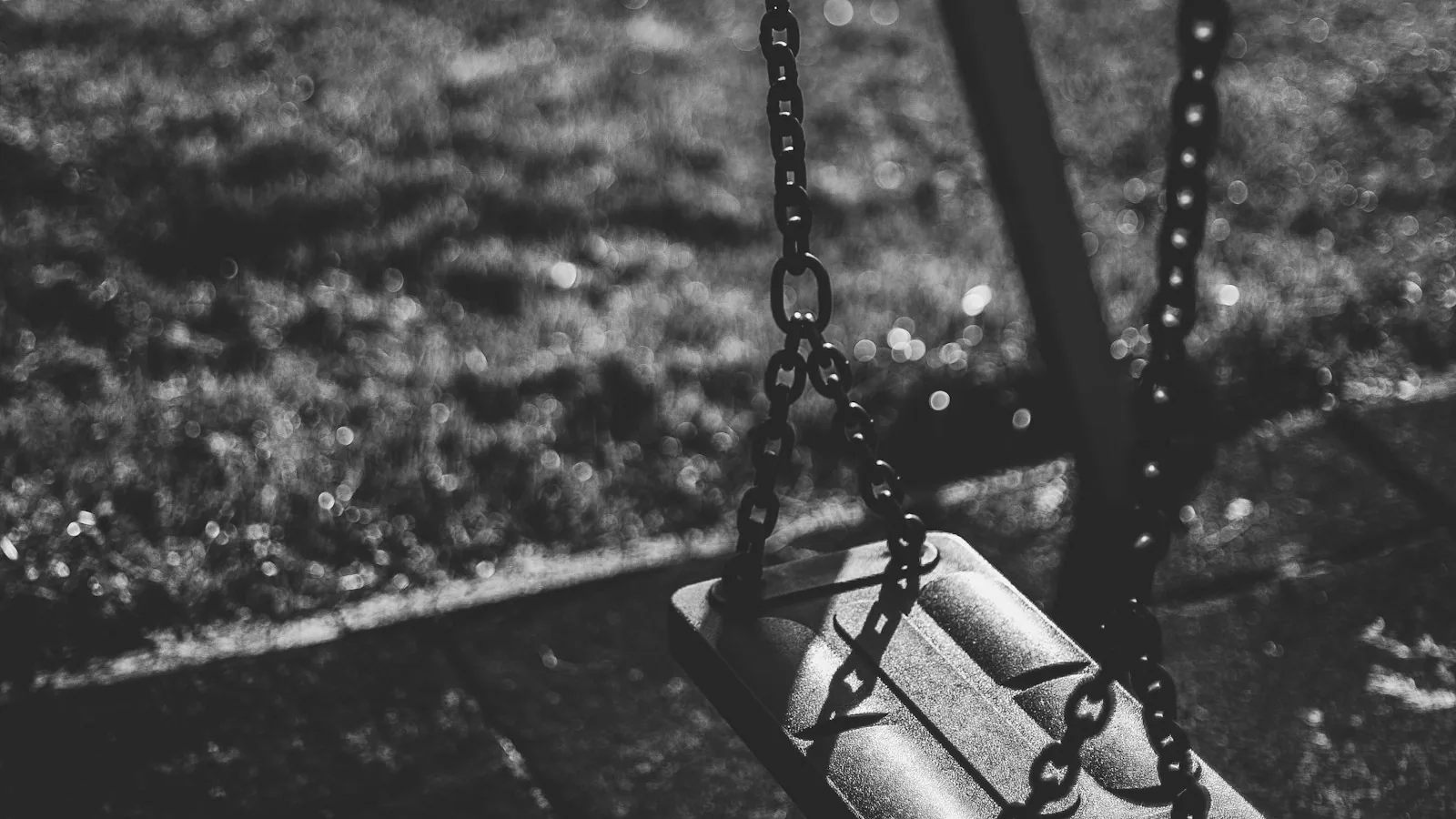 Columpio vacío en un parque, en blanco y negro