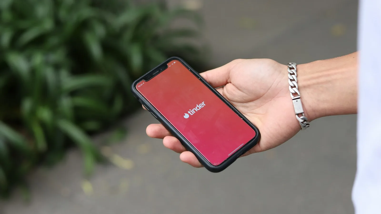 Mano sosteniendo un teléfono con una aplicación de citas abierta
