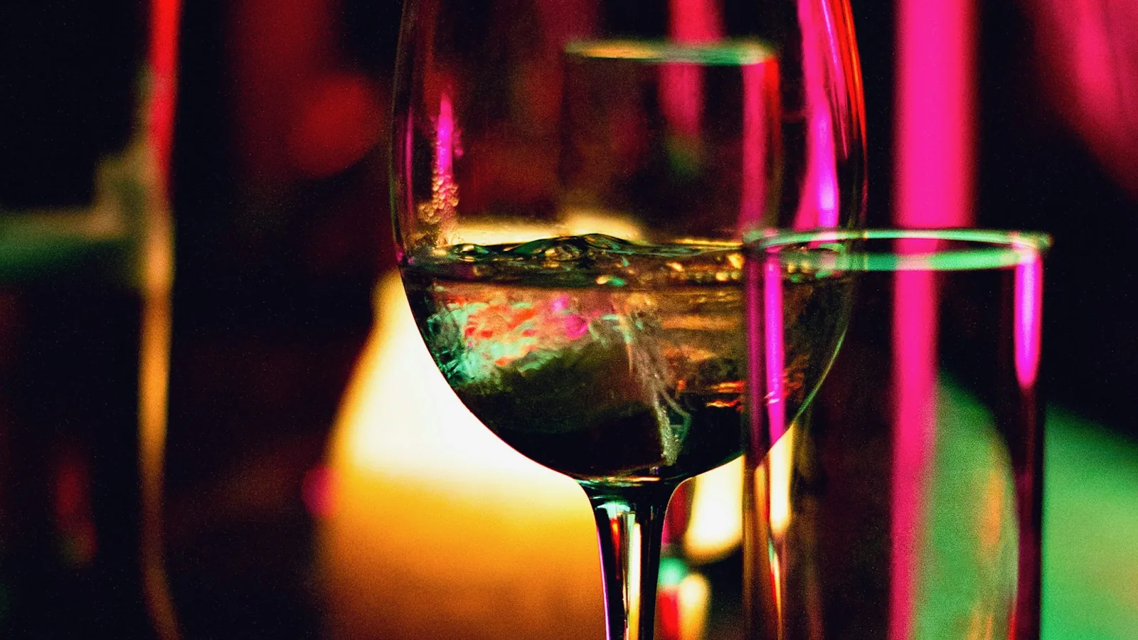 Copas de vino y de cerveza sobre la barra de una fiesta