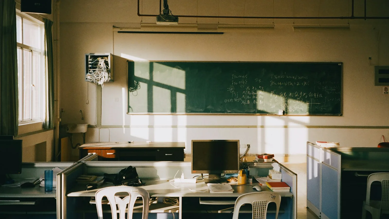 Aula escolar vacía iluminada por la luz de la tarde